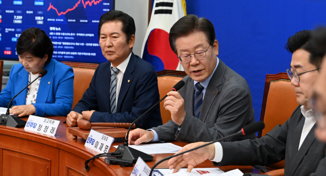 이재명(왼쪽 세 번째) 더불어민주당 대표가 21일 오전 국회에서 열린 최고위원회의에서 모두발언을 하고 있다. 곽성호 기자