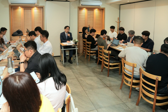 한기정 공정거래위원장(가운데)이 지난 21일 부산에서 기자간담회를 진행하고 있다.공정위 제공