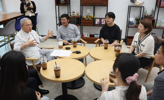 유인촌 문화체육관광부 장관이 22일 서울 강서구 남북통합문화센터에서 북한이탈주민 예술인 오진하 감독이 연출한 연극 ‘열번째 봄’을 관람하고 관계자와 간담회를 하고 있다. 문화체육관광부 제공