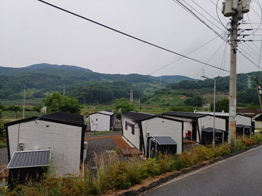 지난해 7월 집중호우에 따른 산사태 피해 주민들을 위해 예천군 감천면 벌방리에 마련된 임시주택. 예천=박천학 기자