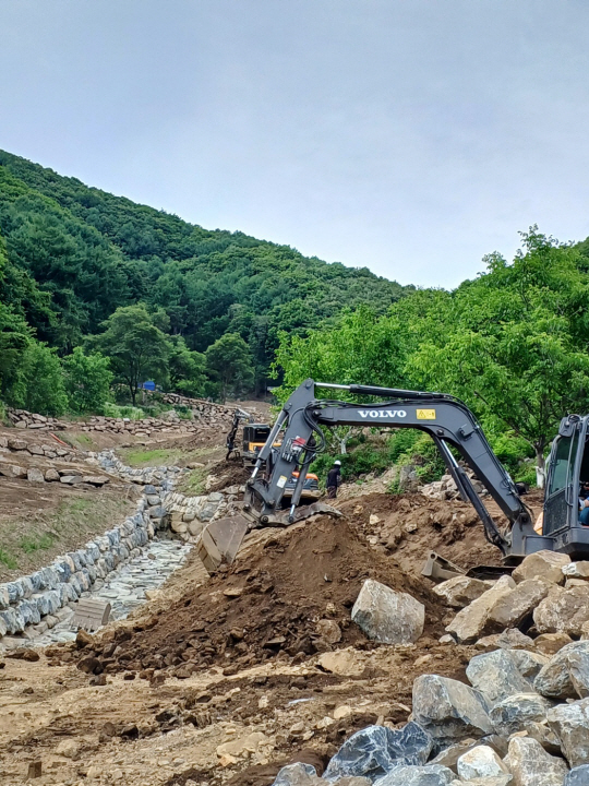 지난 21일 경북 예천군 효자면 백석리에서 산사태를 방지하기 위한 사방댐 공사가 진행되고 있다. 예천=박천학 기자