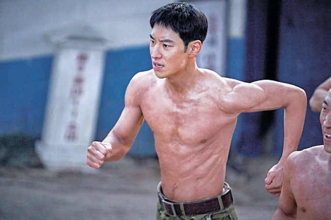 이제훈은 몸을 던지며 탈주하는 규남을 연기했다. 플러스엠엔터테인먼트 제공