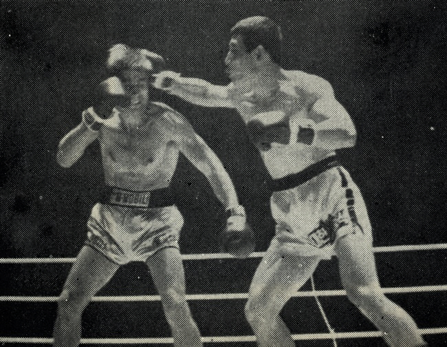1966년 6월 25일 김기수(오른쪽)가 세계 챔피언 니노 벤베누티와 경기를 펼치고 있다. 연합뉴스