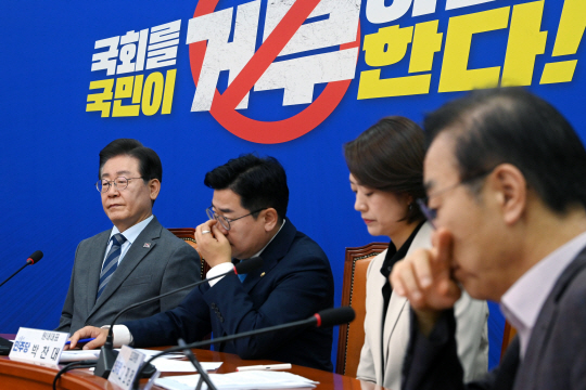 24일 오전 서울 여의도 국회에서 이재명 더불어민주당 대표 주재로 열린 최고위원회의에서 이 대표, 박찬대 원내대표, 고민정 최고위원 등 참석자들이 생각에 잠겨 있다. 문호남 기자