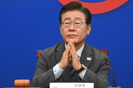 이재명 더불어민주당 대표가 24일 오전 서울 여의도 국회에서 열린 최고위원회의에서 두 손을 모으고 있다. 이 대표는 이날 최고위를 끝으로 당 대표직에서 물러난다고 밝혔다. 문호남 기자