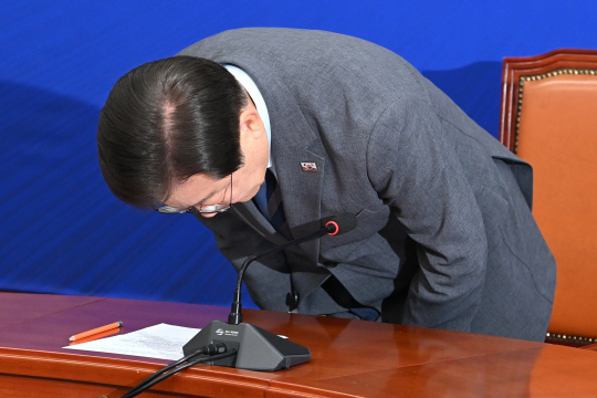 이재명 더불어민주당 대표는 "국민들과 나라가 당면한 거대한 위기 앞에서 민주당과 이재명은 어떤 길을 가야 할지 깊이 고민하겠다"며 "길지 않게 고민해서 거취를 정하겠다"고 말했다. 문호남 기자