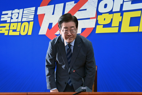 이재명 더불어민주당 대표가 24일 오전 서울 여의도 국회에서 당 대표직 사임 의사를 밝힌 뒤 인사를 하고 있다. 문호남 기자