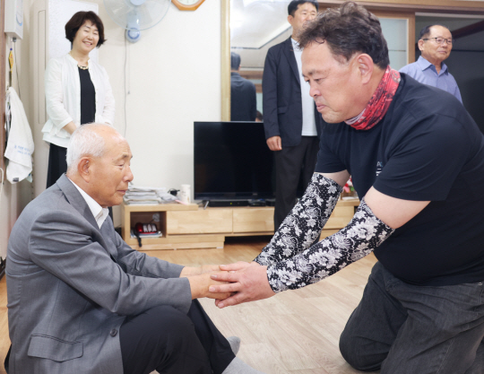 이종록 경북 칠곡군 가산면 응추리 이장이 6·25전쟁 당시 전사한 고 김희정 중위 유가족에게 감사의 인사를 전하고 있다. 칠곡군청 제공