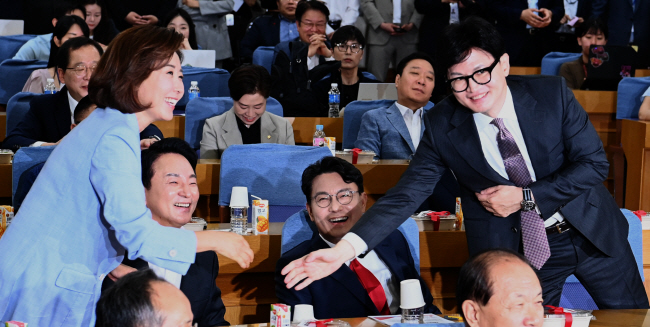 24일 오전 국회 의원회관에서 열린 국민의힘 초선의원 공부모임에서 나경원(왼쪽) 의원과 한동훈(오른쪽) 전 비상대책위원장이 악수하고 있다. 왼쪽부터 당 대표 선거에 출마하는 나 의원, 원희룡 전 국토교통부 장관, 윤상현 의원, 한 전 비대위원장. 곽성호 기자