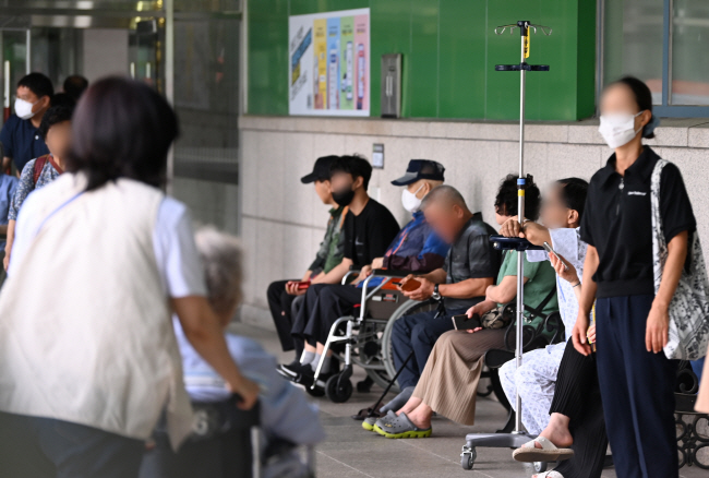 경찰이 의료계 불법 리베이트 수수 의혹 사건들을 수사 중인 가운데 24일 오전 서울 한 병원에서 환자들이 진료를 기다리며 대기하고 있다. 박윤슬 기자