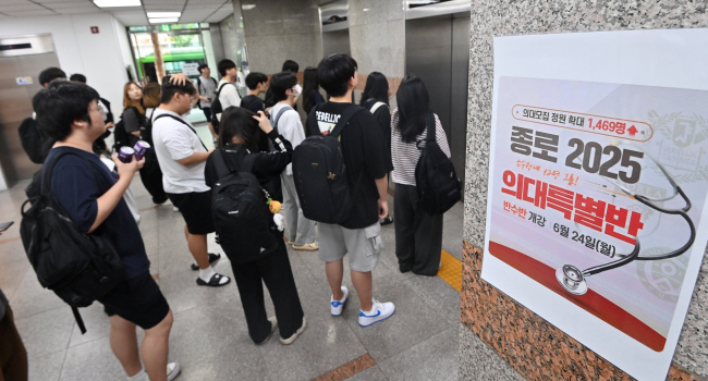 의대특별반 등 ‘종로학원 2025 반수 시작반’이 개강한 24일 오전 서울 양천구 목동종로학원에 수험생들이 등원하고 있다.  문호남 기자