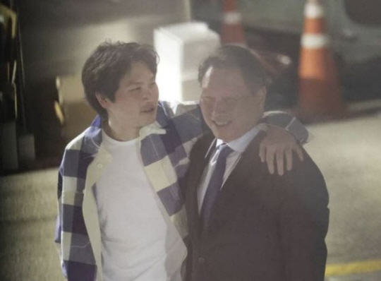 최태원 SK그룹 회장이 지난 5일 서울 강남구 한 식당 앞에서 아들 인근씨와 다정한 모습을 보이고 있다. 온라인 커뮤니티