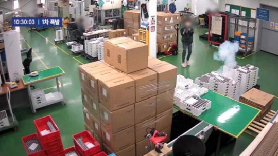 SBS가 공개한 아리셀 공장 3동 2층 배터리 작업장에서 처음 연기가 피어오르는 모습. 이후 폭발로 번졌다. SBS 보도화면 캡처
