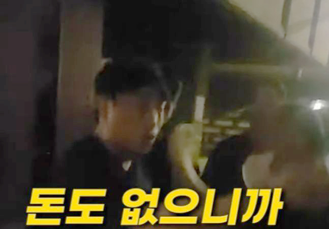 [서울=뉴시스] 지난 22일 유튜브 채널 ‘가로세로연구소’에서는 은 ‘쇠파이프 조폭 김호중’라는 제목의 영상이 올라왔다. (사진=유튜브 갈무리) *재판매 및 DB 금지