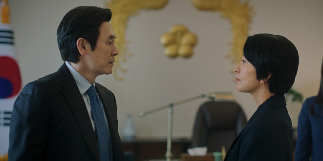 넷플릭스 ‘돌풍’의 박동호(사진 왼쪽·설경구 분) 국무총리와 정수진(오른쪽·김희애 분) 경제부총리는 각각 부패한 정치판의 전복과 유지를 꿈꾸며 치열하게 대립한다.  넷플릭스 제공