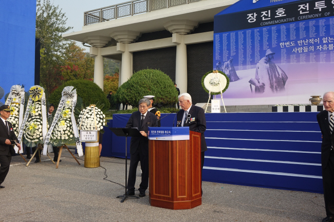 지난 2016년 국립현충원에서 열린 제1회 장진호전투영웅추모식에서 이종연(왼쪽) 변호사가 존 E 베슬리 미 장진호전투협회 회장의 추도사를 통역하고 있다. 대한민국무공수훈자회 자료 사진