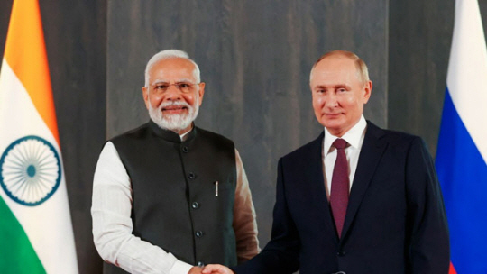 나렌드라 모디(왼쪽) 인도 총리와 블라디미르 푸틴 러시아 대통령이 2022년 9월 우즈베키스탄에서 회담할 당시 모습. 타스통신 연합뉴스