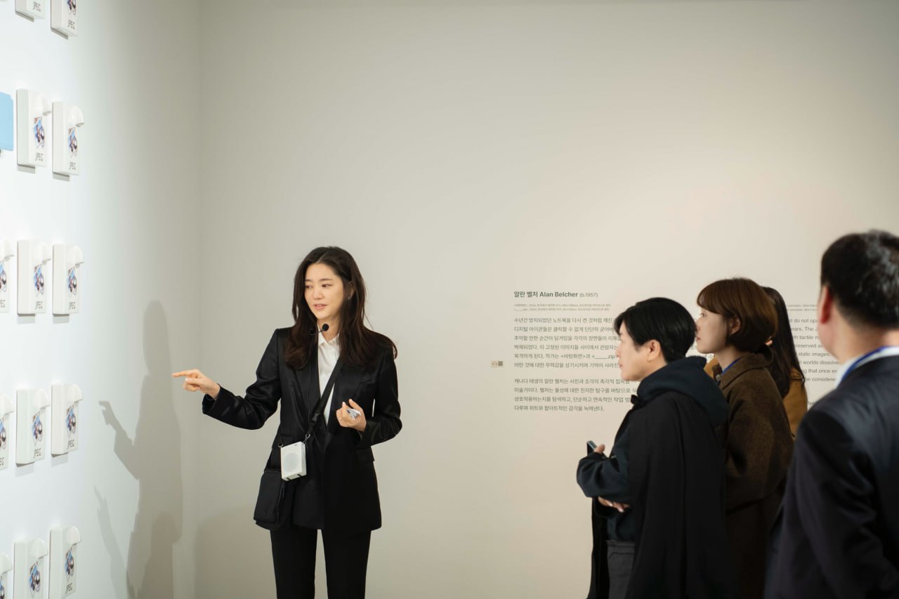 제주 포도뮤지엄에서 관람객들에게 전시를 소개하고 있는 김희영 총괄디렉터. 포도뮤지엄 제공