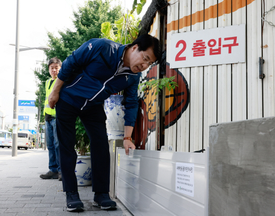 서강석 서울 송파구청장이 관내 침수피해 예방을 위해 설치된 차수막을 살펴보고 있다. 송파구청 제공