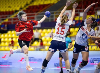 이혜원(왼쪽)이 26일(한국시간) 북마케도니아 스코페에서 열린 제24회 세계여자주니어핸드볼선수권대회 노르웨이와의 경기에서 슛을 시도하고 있다. 한국핸드볼연맹