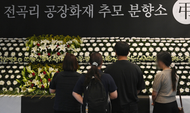 26일 오전 경기 화성시청사 로비에 마련된 서신면 전곡리 공장화재 추모 분향소에서 추모객들이 헌화하고 있다. 문호남 기자