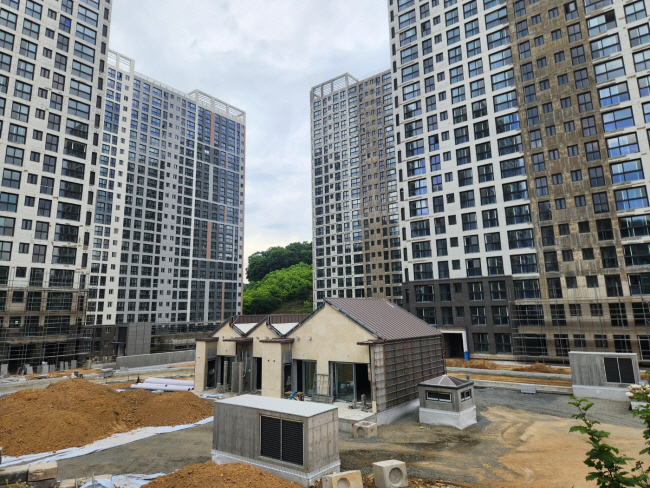 지난 21일 경남 창원시 마산합포구 현동 공공주택 건립 현장이 시공사 중 한 곳인 남양건설의 법정관리로 공사가 사실상 중단된 채 방치돼 있다.     박영수 기자