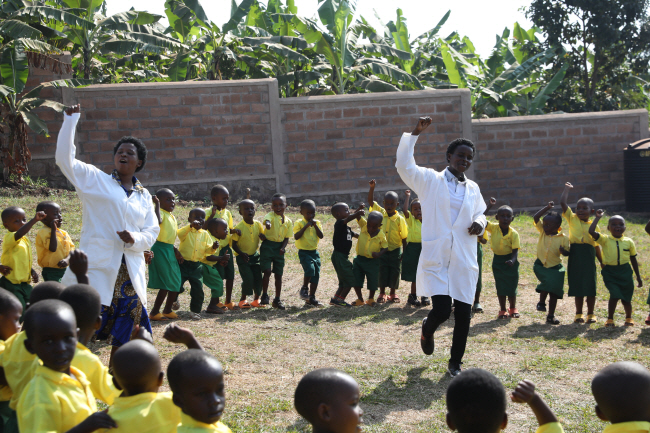비타레 영유아센터로 13일 등원한 아이들이 공터에 동그랗게 선 채 아침 운동을 하고 있는 모습. 초록우산 제공