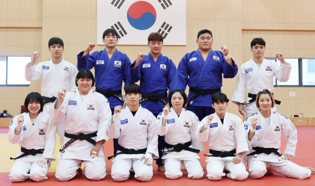 2024 파리올림픽에 나서는 유도대표팀이 최근 열린 미디어데이 기념촬영에서 파이팅을 외치고 있다. 연합뉴스·뉴시스