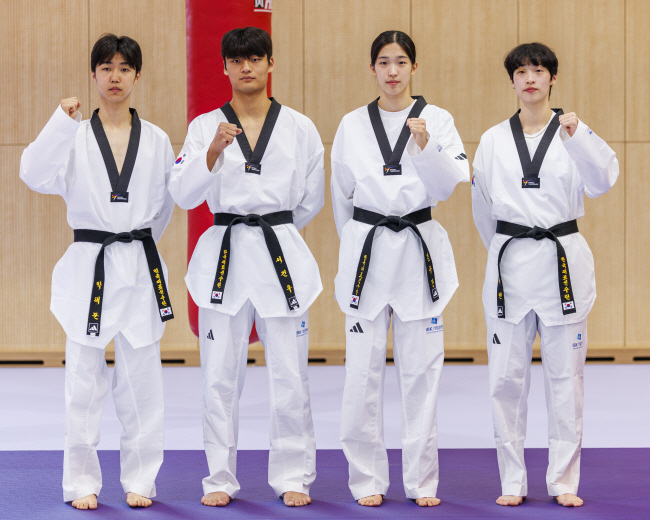 2024 파리올림픽에 나서는 태권도대표팀이 파이팅을 외치고 있다. 연합뉴스·뉴시스