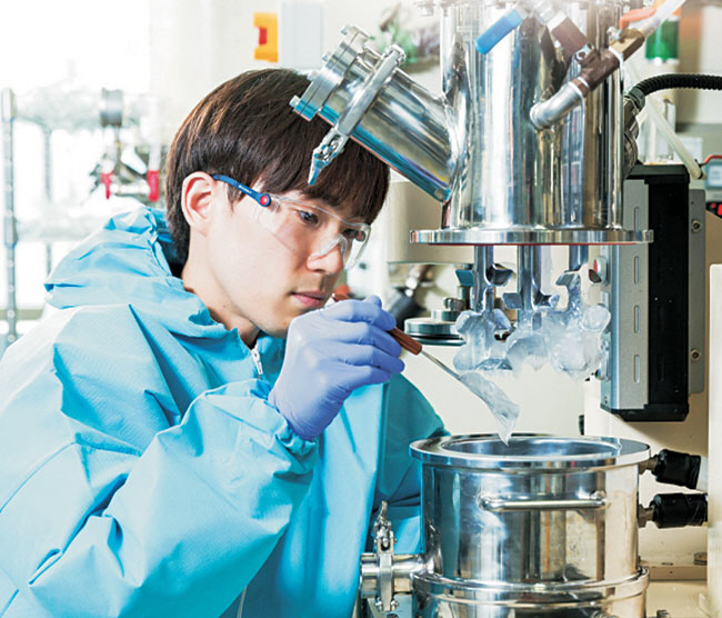 KCC 실리콘 연구원이 액상 실리콘을 연구하는 모습. KCC 제공