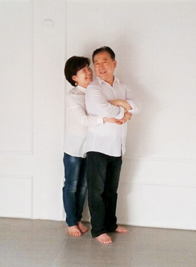 내 친구 김현태 부부의 다정한 모습. 그가 아내의 환갑을 기념해 함께 찍은 사진이라고 한다.