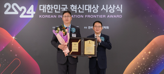 이현희(왼쪽) 코웨이 비렉스개발실장이 지난 26일 서울 중구 롯데호텔에서 열린 ‘2024 대한민국 혁신대상’ 시상식에서 강명수 한국표준협회 회장과 기념 촬영을 하고 있다. 코웨이 제공