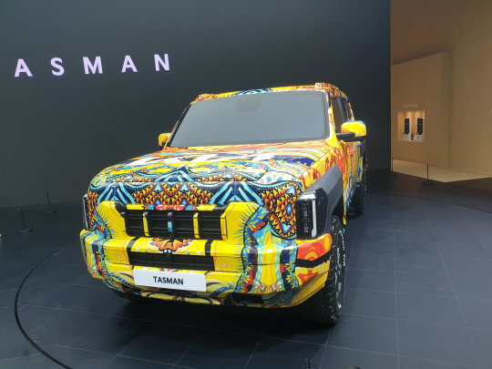 ‘2024 부산모빌리티쇼’를 하루 앞둔 27일 부산 해운대구 벡스코 기아관에 전시된 기아의 첫 정통 픽업 트럭인 ‘더 기아 타스만’. 최지영 기자.