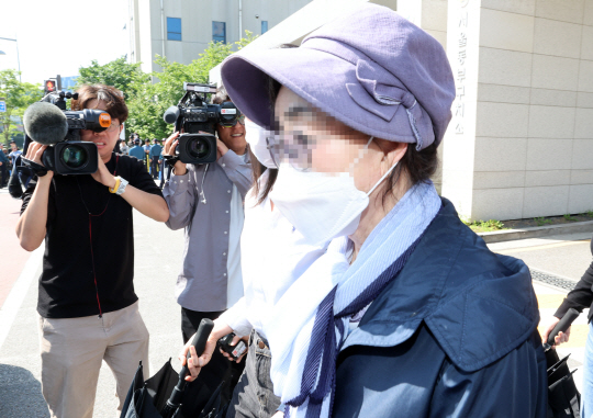 윤석열 대통령의 장모 최은순 씨가 지난 5월 서울 송파구 서울동부구치소에서 가석방되고 있다. 뉴시스