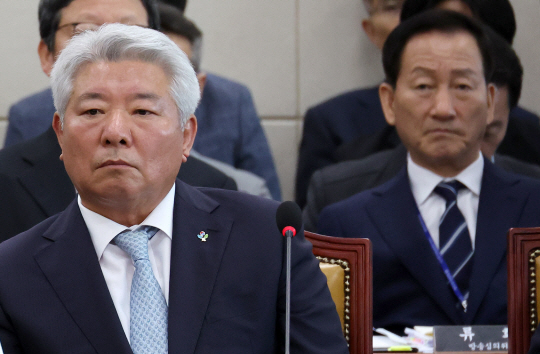 김홍일(왼쪽) 방송통신위원회 위원장이 지난 25일 국회에서 열린 과학기술정보방송통신위원회 전체회의에 참석해 자리하고 있다. 뉴시스