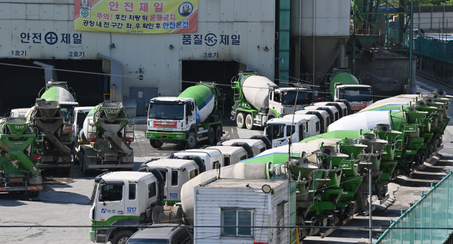 건설업 침체가 장기화하면서 시멘트나 철강 등 후방 산업까지 올해 들어 생산량과 출하량이 급감하는 등 타격이 커지고 있는 가운데 27일 오전 경기 고양시 한 레미콘 공장에 작업을 멈춘 레미콘 차량들이 나란히 주차돼 있다.  백동현 기자