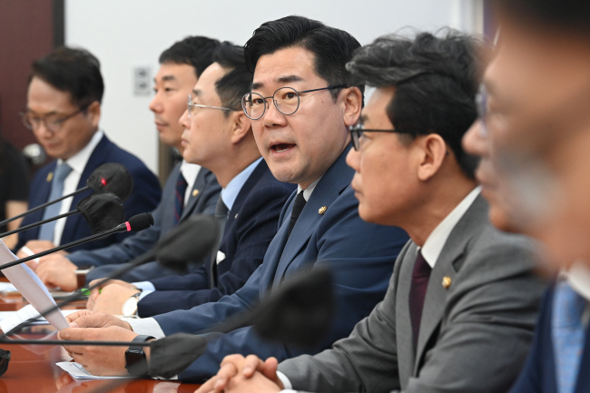 박찬대(왼쪽 네 번째) 더불어민주당 원내대표가 27일 오전 국회에서 열린 정책조정회의에서 모두발언을 하고 있다.   문호남 기자