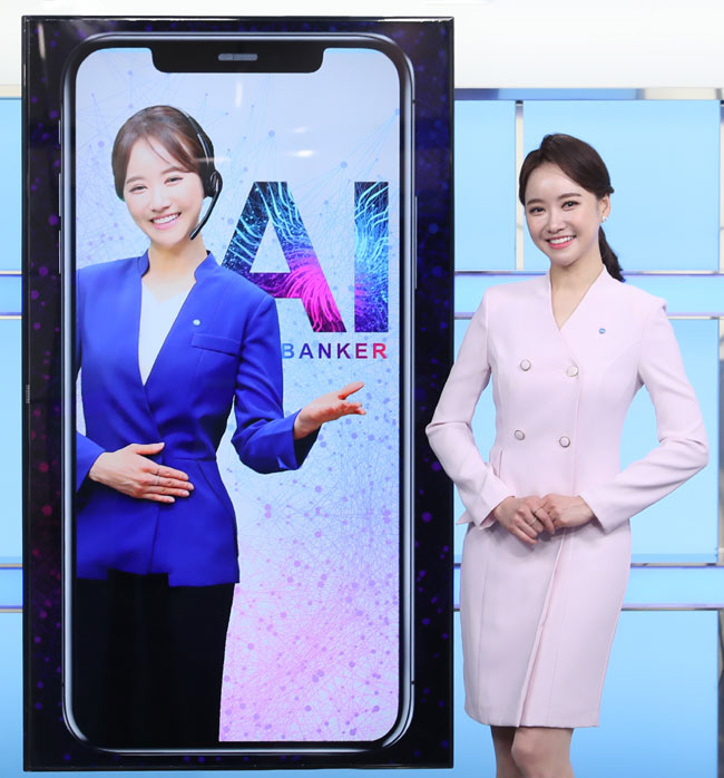 우리은행이 생성한 ‘AI 1호 뱅커’(왼쪽)와 ‘AI뱅커’의 모델이 된 실제 우리은행 직원(오른쪽)의 모습. 우리금융그룹 제공
