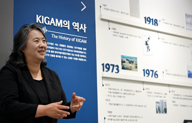 안지환 한국에너지학회장이 지난 24일 대전 유성구 한국지질자원연구원에서 석회석 고부가가치화, 폐기물을 활용한 이산화탄소(CO₂) 감축 방안 등 30여 년의 연구 성과와 에너지학회 운영 방향 등에 대해 설명하고 있다. 박윤슬 기자