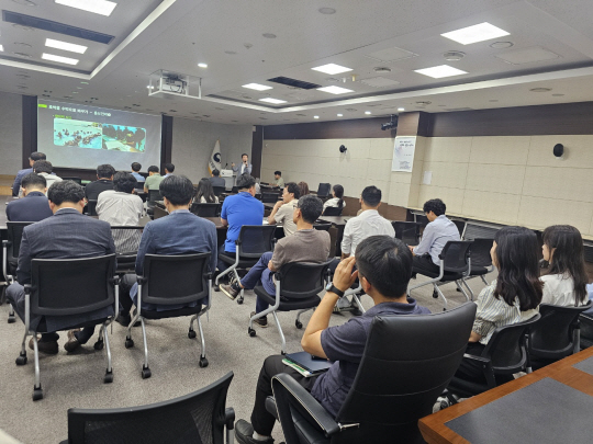 새만금개발청은 지난 27일 청 내 강당에서 전 직원을 대상으로‘보도자료 작성 및 언론 취재 대응 요령’에 대한 교육을 실시했다. 새만금개발청 제공