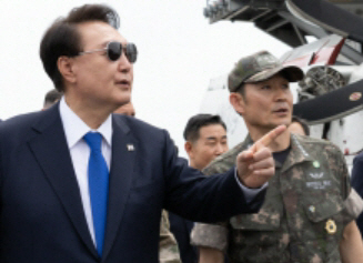 윤석열 대통령이 25일 부산 해군작전기지에 입항한 미 해군 항공모함 시어도어 루스벨트호에 승선해 설명을 듣고 있다. 연합뉴스