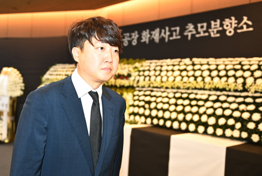 이준석 개혁신당 국회의원이 28일 경기 화성시청에 마련된 리튬 배터리 공장 화재 희생자 추모 분향소를 찾아 헌화한 뒤 이동하고 있다. 뉴시스