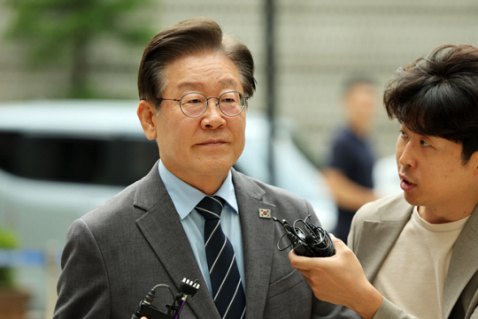 이재명 더불어민주당 전 대표가 28일 서울 서초구 서울중앙지법에서 열린 ‘故김문기·백현동 허위 발언 공직선거법 위반 혐의’ 관련 25차 공판에 출석하고 있다. 뉴시스