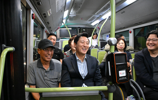 오세훈(앞줄 왼쪽 두 번째) 서울시장이 28일 오전 4시 서울 종로4가 광장시장 중앙정류소에서 새벽동행 자율주행버스에 탑승해 이른 새벽 출근하는 시민들과 대화하고 있다. 서울시청 제공
