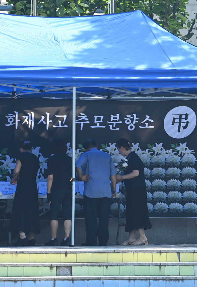 28일 오전 경기 안산시 다문화어울림공원 화성 아리셀 공장 화재 사고 추모분향소에서 추모객이 헌화하고 있다. 문호남 기자