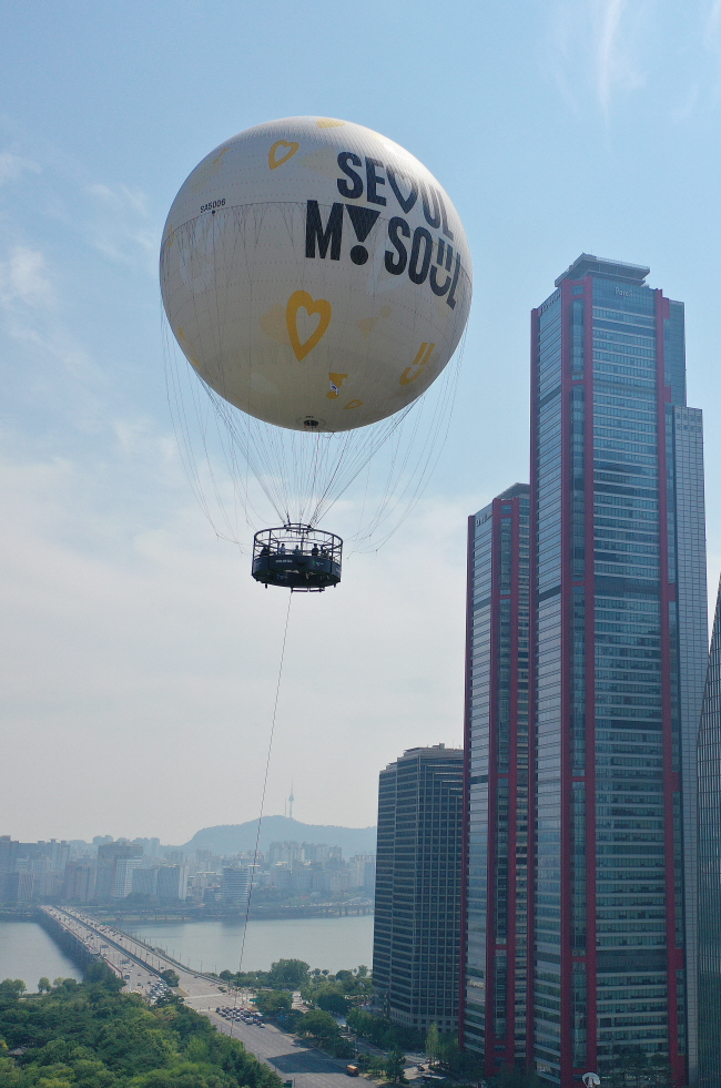 28일 오전 서울 영등포구 여의도공원 상공에 떠오른 달 모양의 계류식 가스 기구 ‘서울달’이 시범 운영되고 있다. 백동현 기자