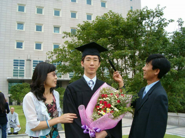 박진성(가운데) 씨가 연세대 졸업식에서 어머니, 아버지와 함께 찍은 사진. 사랑의장기기증운동본부 제공