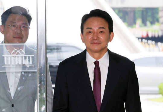 국민의힘 당대표 선거에 출사표를 던진 원희룡 전 국토교통부 장관이 30일 오전 국회 소통관에 들어서고 있다. 연합뉴스