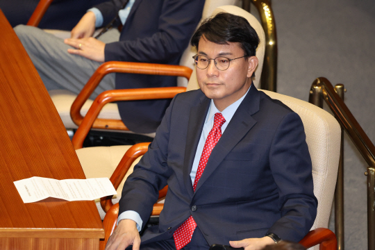 윤상현 국민의힘 당대표 후보가 27일 오후 서울 여의도 국회에서 열린 제415회국회(임시회) 제3차 본회의에 참석해 자리하고 있다. 뉴시스