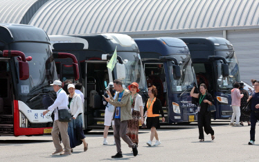 중국 관광객들이 지난 12일 부산항국제여객터미널에 하선한 뒤 관광버스에 탑승하고 있다. 뉴시스